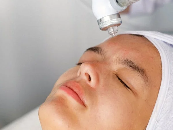 Tratamiento Hydromass de limpieza profunda de poros mediante succión y agua hidrogenada