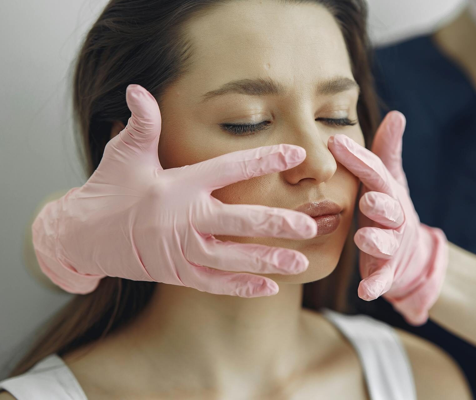 Diagnóstico especializado y preparación de la piel para el tratamiento de eliminación de manchas en estetica AnaMarco