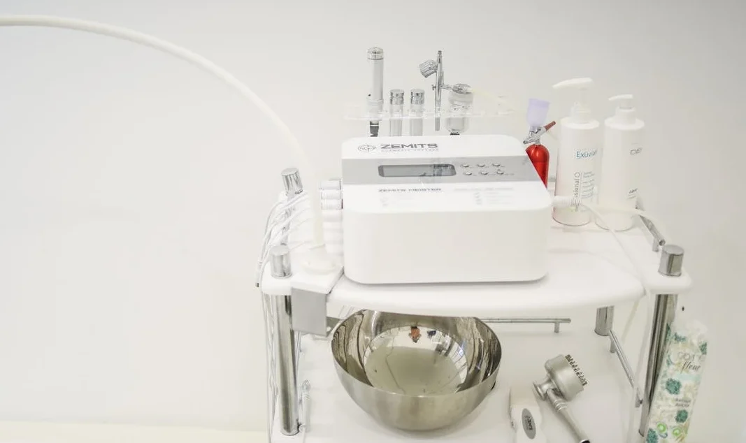 aparatología estética profesional sobre mesa de madera limpia