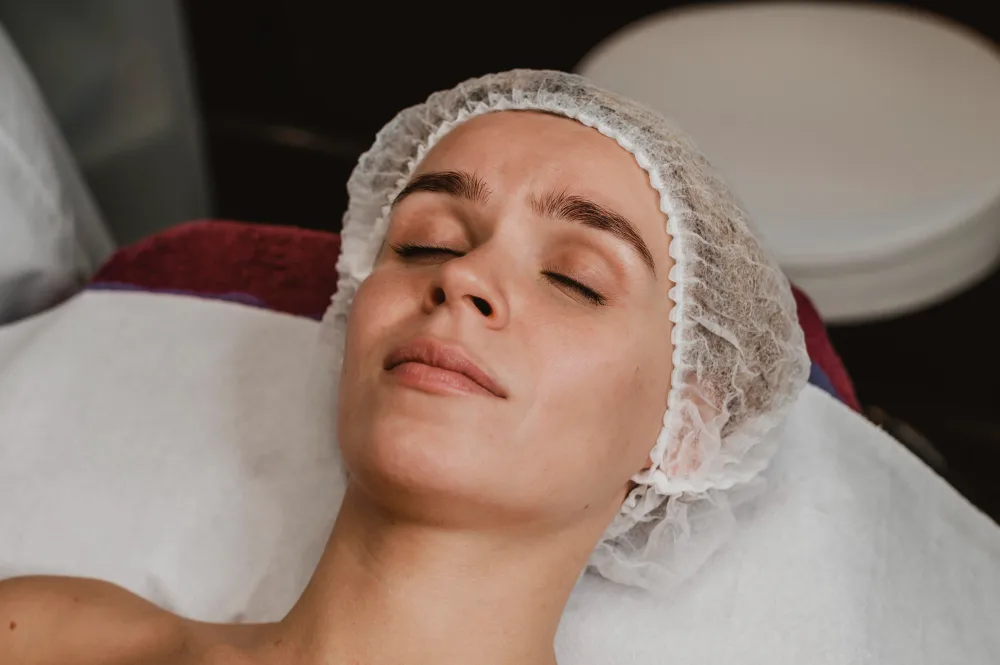 Tratamiento de higiene facial avanzada con tecnología de hidrógeno H2 para generar un efecto hidratante