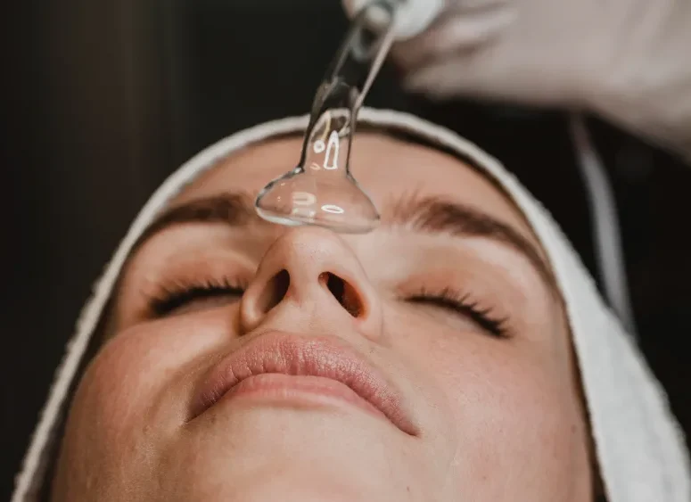 Proceso de revitalización y oxigenación de la piel durante la sesión de tratamiento de manchas