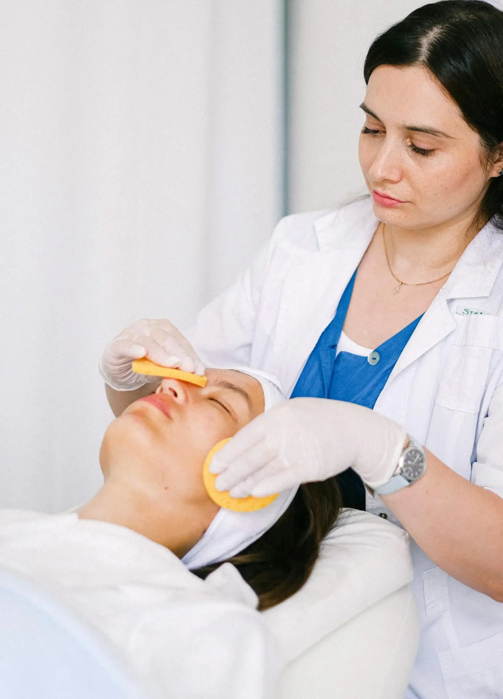 Tratamiento profesional para calmar y fortalecer pieles reactivas en cabina estética.