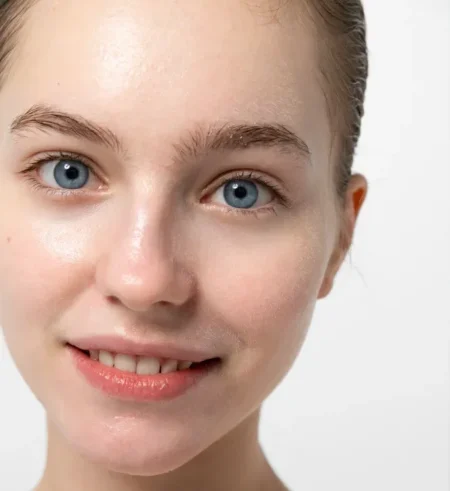 Rostro con tono uniforme y piel regenerada tras el tratamiento de eliminación de manchas.